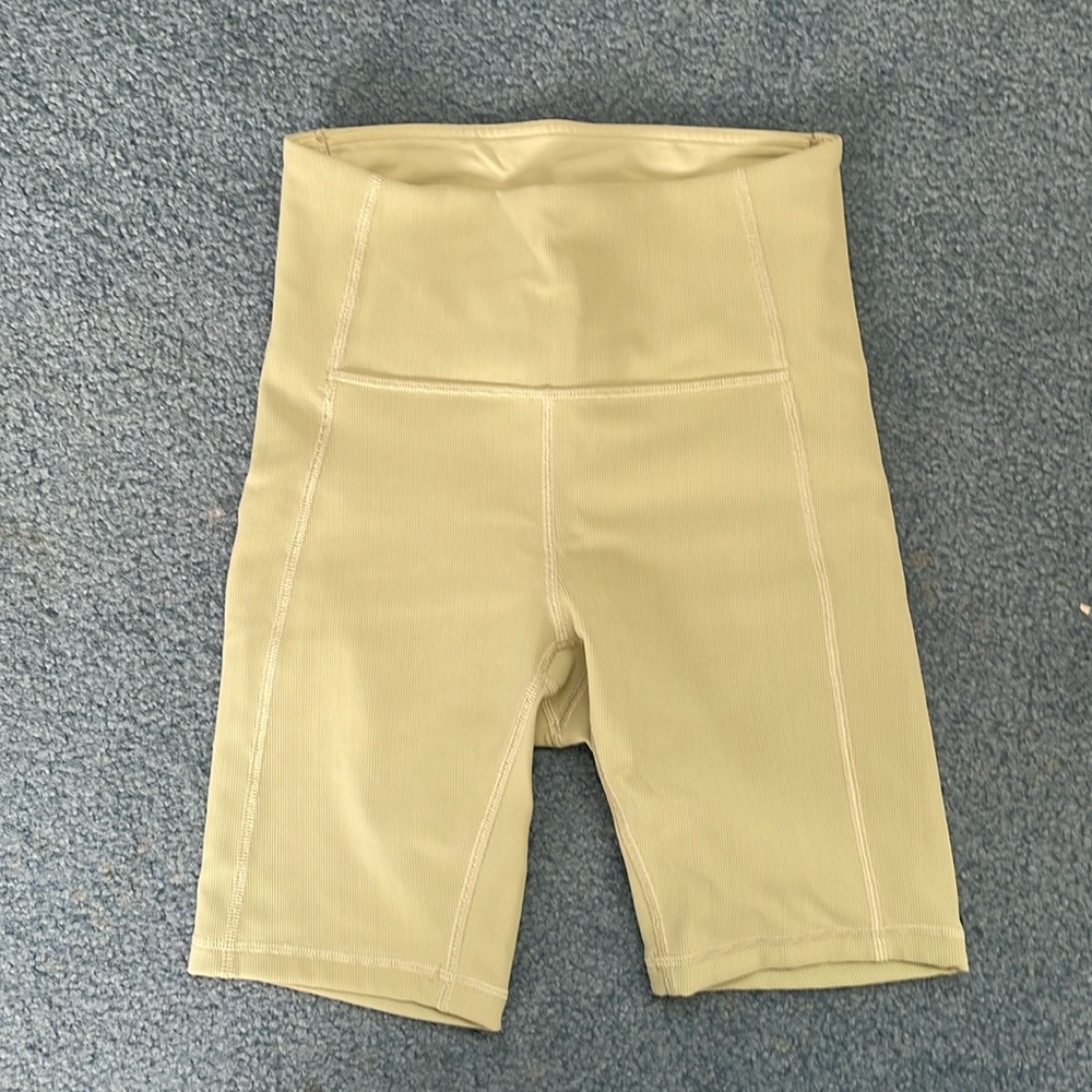 Lululemon ribbed biker shorts light green size 4